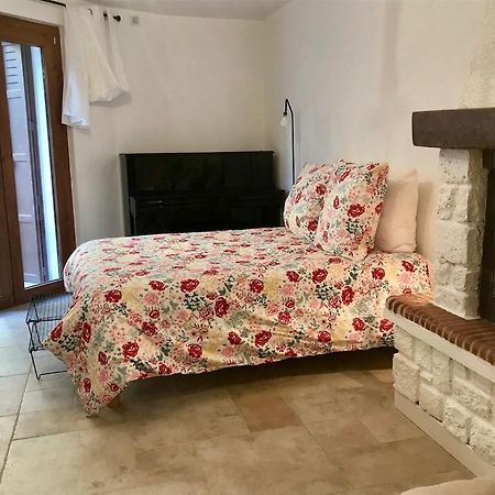 Le Colostre T2 Saint-Martin-de-Brômes Dış mekan fotoğraf